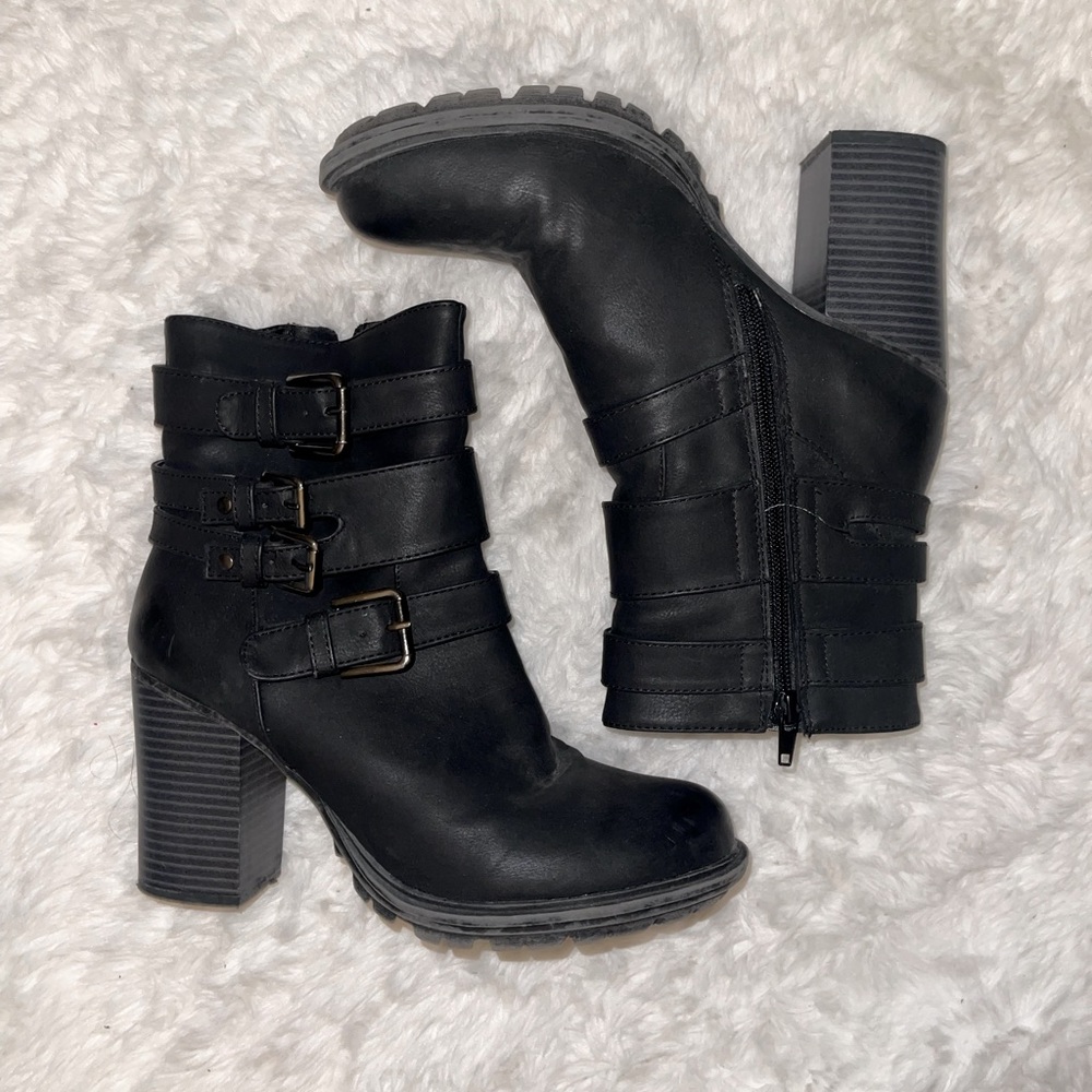Black Heeled Booties 👢